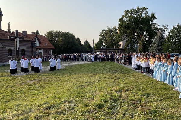 Poświęcenie krzyża misyjnego oraz erygowanie nowej drogi krzyżowej (14.09.2021 r.)